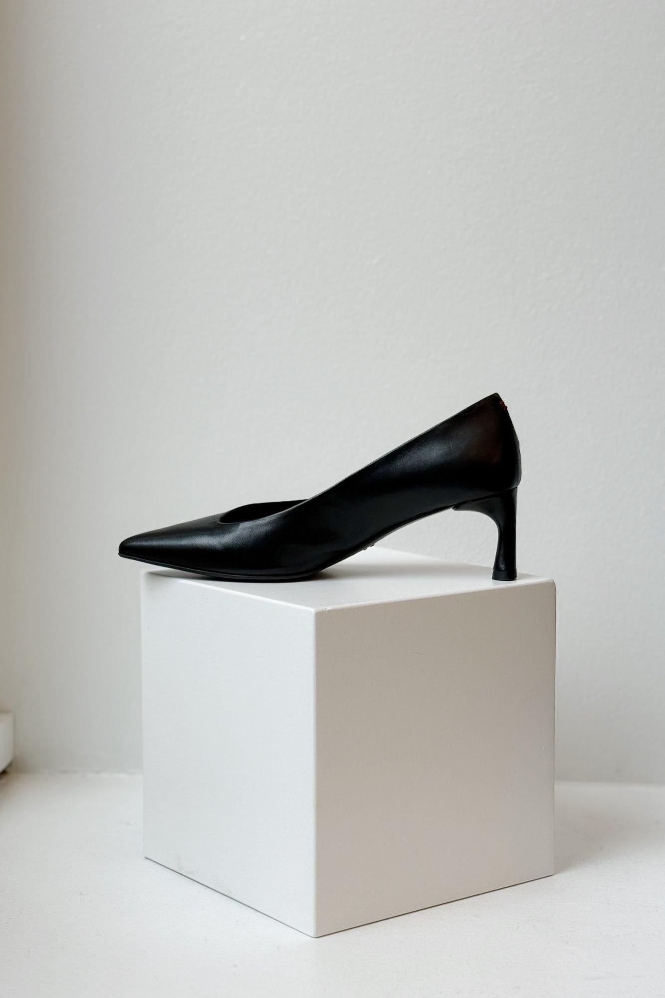 Gil Kitten Heel in Baron Nero by Halmanera-Halmanera-Idlewild