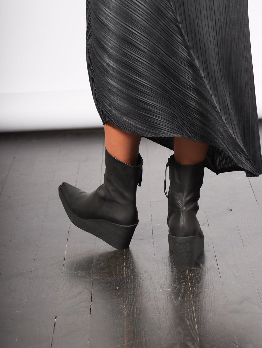 Point Landing Boots in Black by Puro